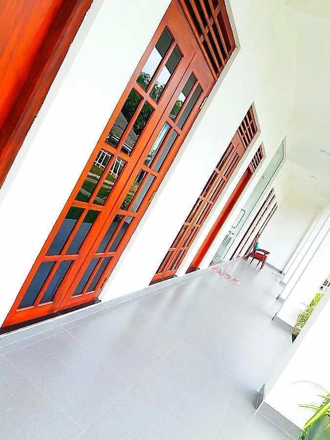 A&B Resort Negombo Kudapaduwa 3*,